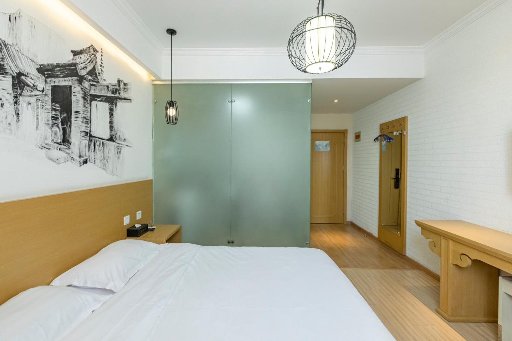 Happy Dragon Alley Hotel-in The Center Close To The Subway&free Coffe Laundry Fluent Speaking,tourist Attractions Ticket Service&food Recommendation,near Tian Anmen Forbiddencity,near Temple,easy Access To The Airport Khách sạn Bắc Kinh
