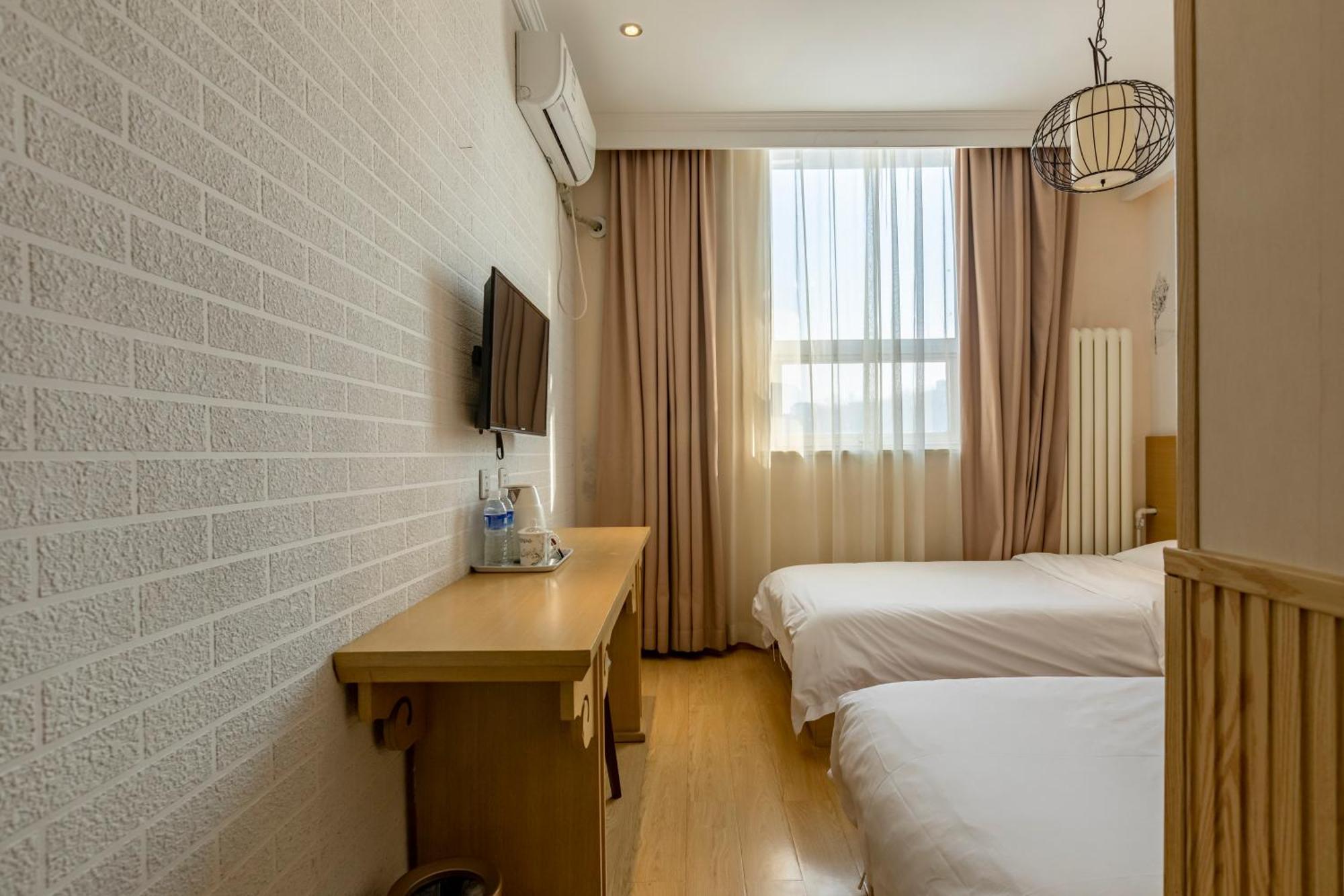 Happy Dragon Alley Hotel-in The Center Close To The Subway&free Coffe Laundry Fluent Speaking,tourist Attractions Ticket Service&food Recommendation,near Tian Anmen Forbiddencity,near Temple,easy Access To The Airport