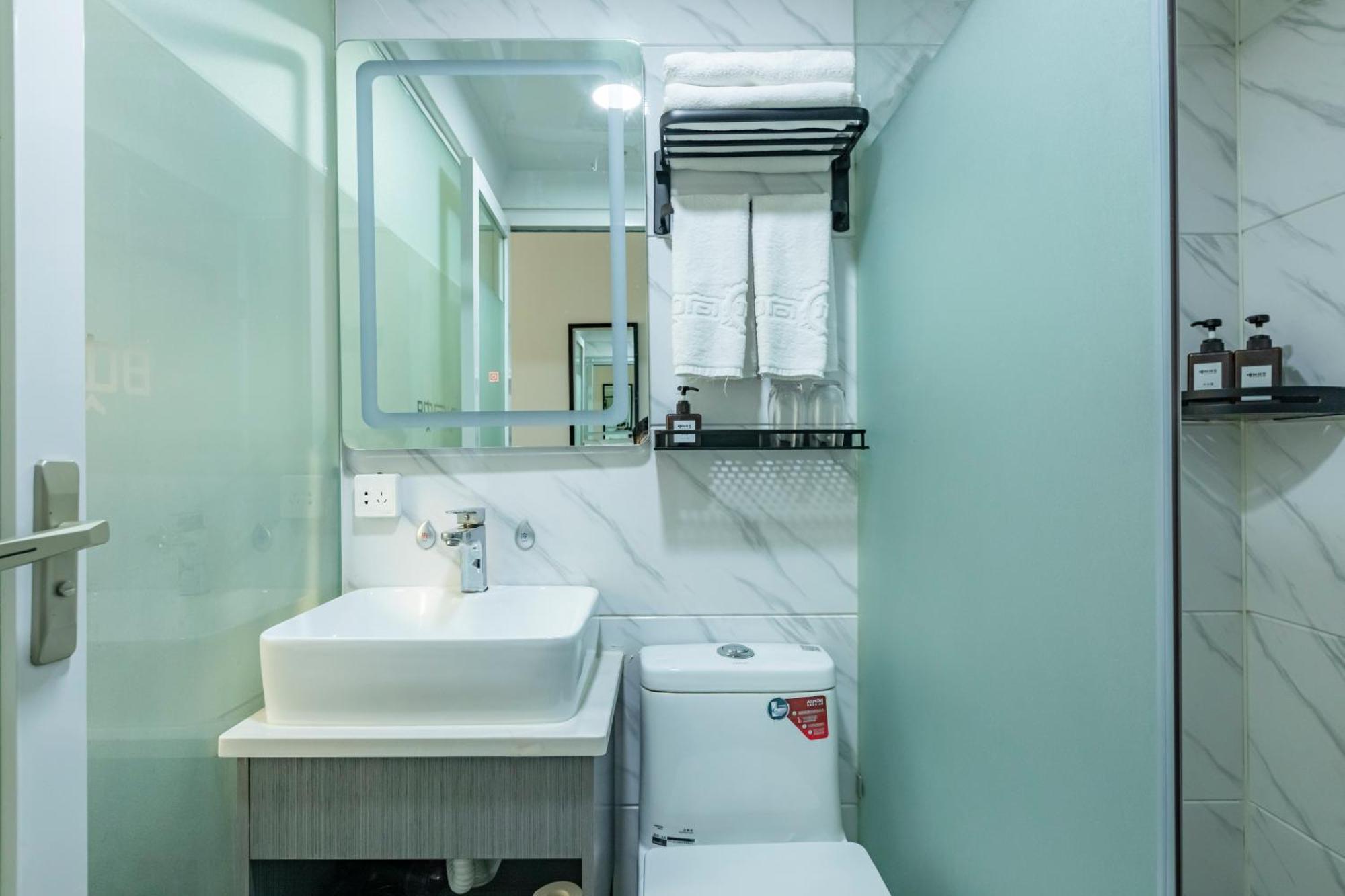 Khách sạn Happy Dragon Alley Hotel-in The Center Close To The Subway&free Coffe Laundry Fluent Speaking,tourist Attractions Ticket Service&food Recommendation,near Tian Anmen Forbiddencity,near Temple,easy Access To The Airport 4*