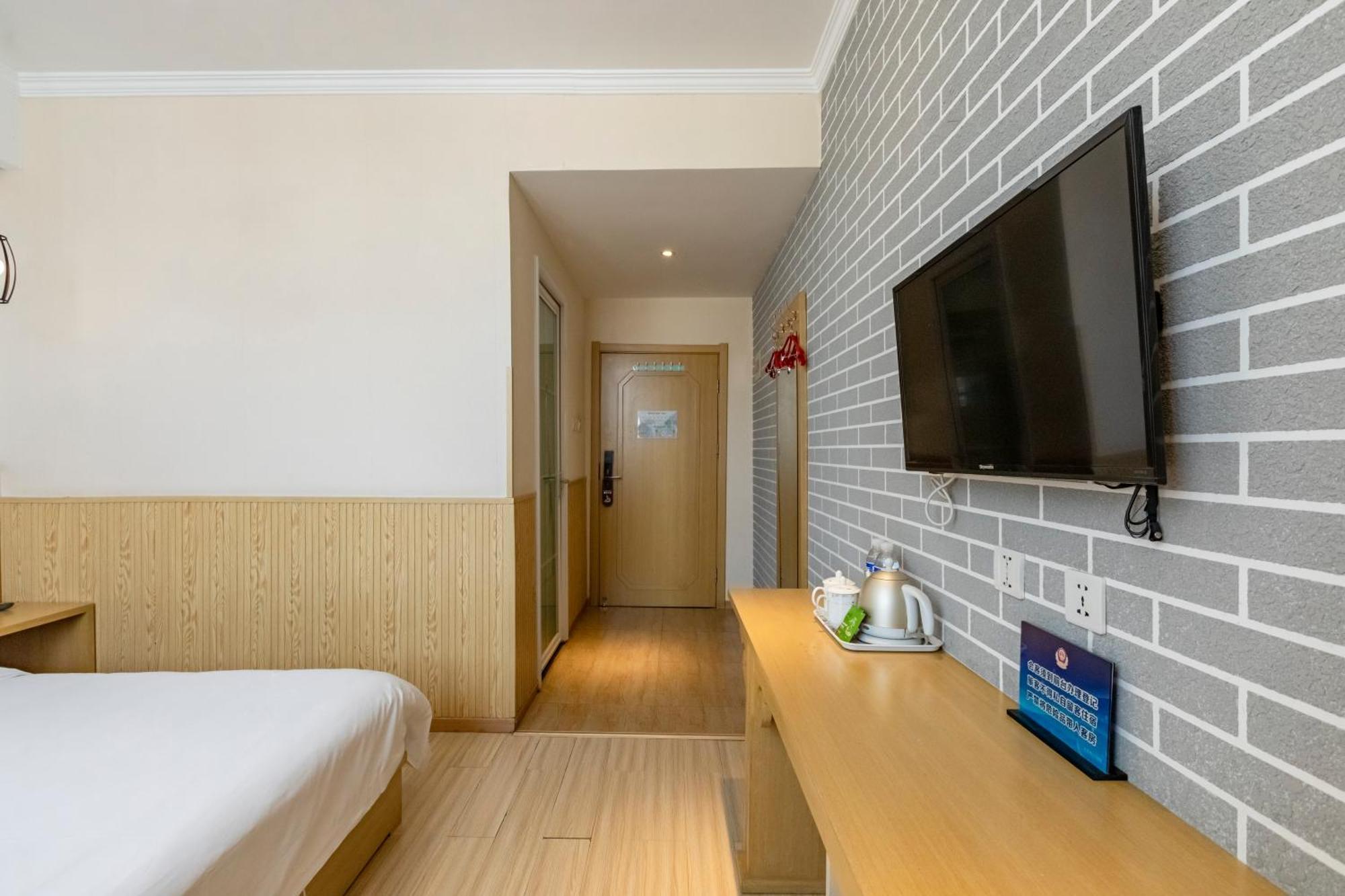 Khách sạn Happy Dragon Alley Hotel-in The Center Close To The Subway&free Coffe Laundry Fluent Speaking,tourist Attractions Ticket Service&food Recommendation,near Tian Anmen Forbiddencity,near Temple,easy Access To The Airport 4*