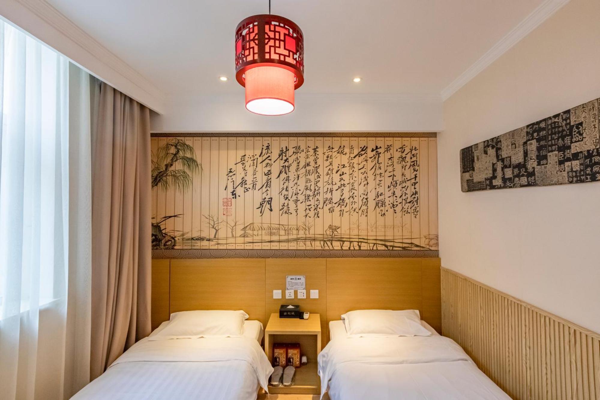 Khách sạn Happy Dragon Alley Hotel-in The Center Close To The Subway&free Coffe Laundry Fluent Speaking,tourist Attractions Ticket Service&food Recommendation,near Tian Anmen Forbiddencity,near Temple,easy Access To The Airport 4*