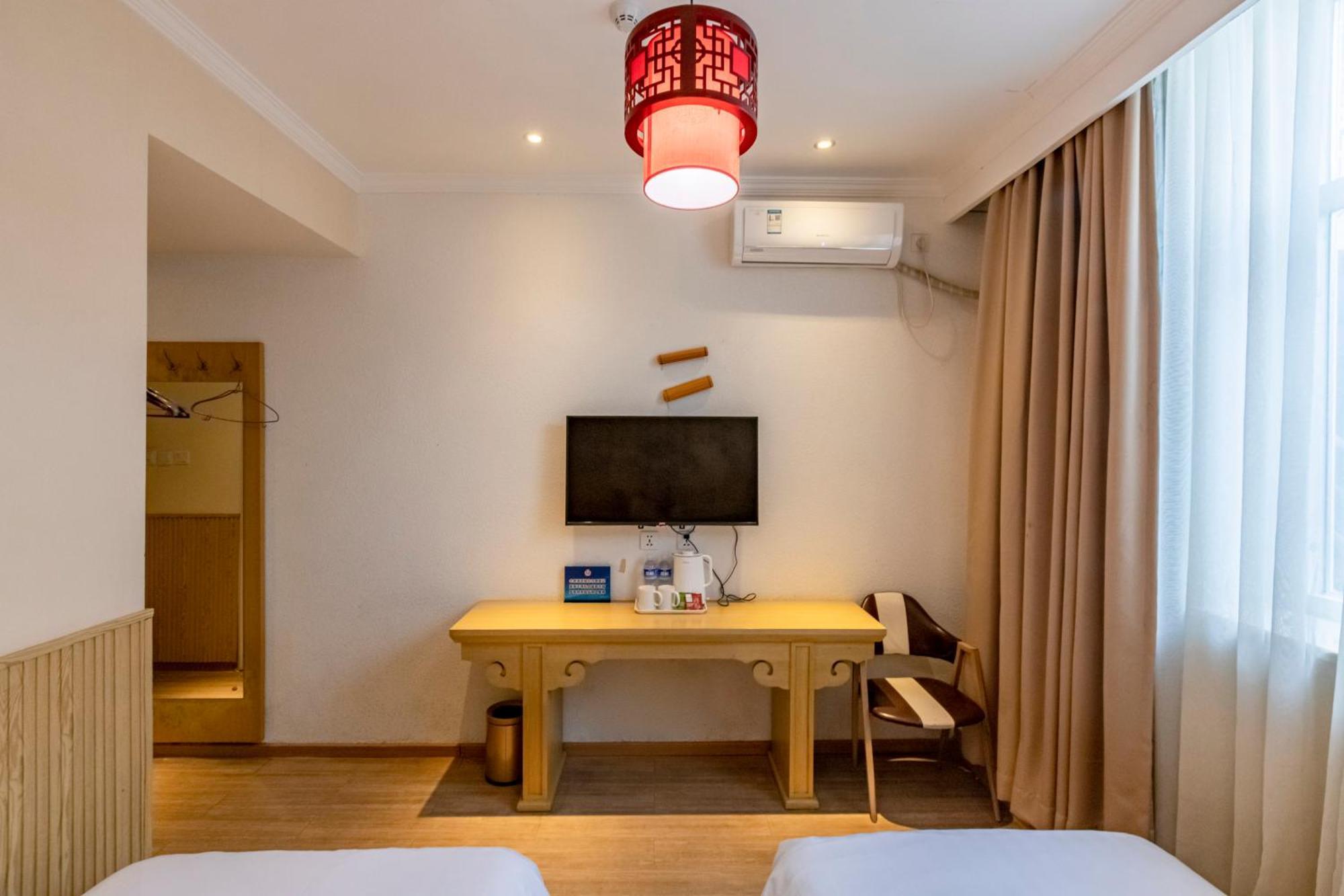 Happy Dragon Alley Hotel-in The Center Close To The Subway&free Coffe Laundry Fluent Speaking,tourist Attractions Ticket Service&food Recommendation,near Tian Anmen Forbiddencity,near Temple,easy Access To The Airport
