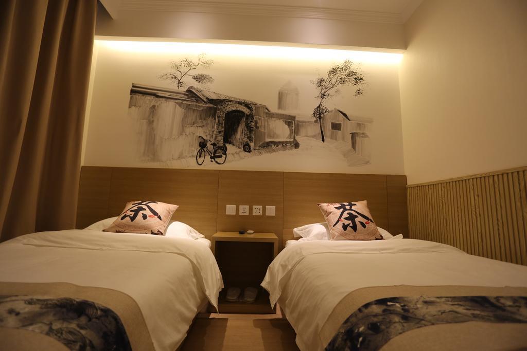 Happy Dragon Alley Hotel-in The Center Close To The Subway&free Coffe Laundry Fluent Speaking,tourist Attractions Ticket Service&food Recommendation,near Tian Anmen Forbiddencity,near Temple,easy Access To The Airport 4*