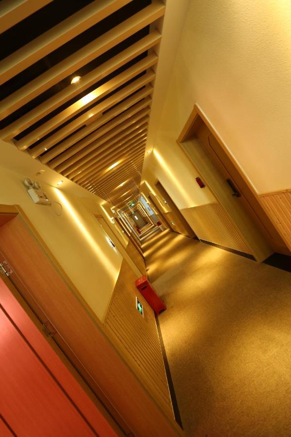 Happy Dragon Alley Hotel-in The Center Close To The Subway&free Coffe Laundry Fluent Speaking,tourist Attractions Ticket Service&food Recommendation,near Tian Anmen Forbiddencity,near Temple,easy Access To The Airport Khách sạn Bắc Kinh