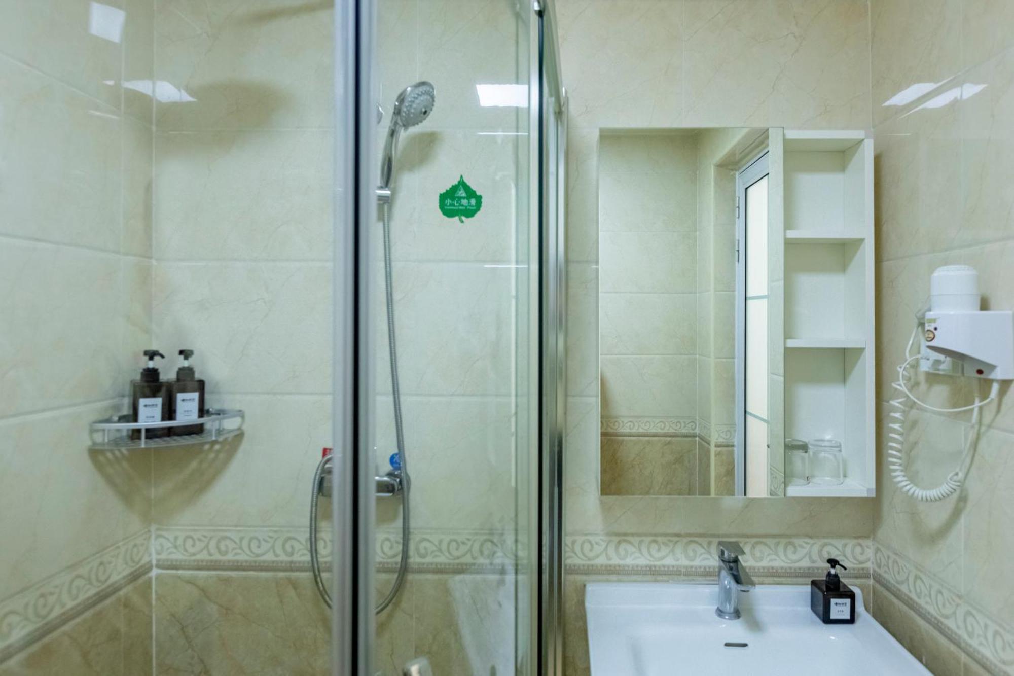 Happy Dragon Alley Hotel: Center Charm With Free Coffee & Tourist Services Hotel 4*