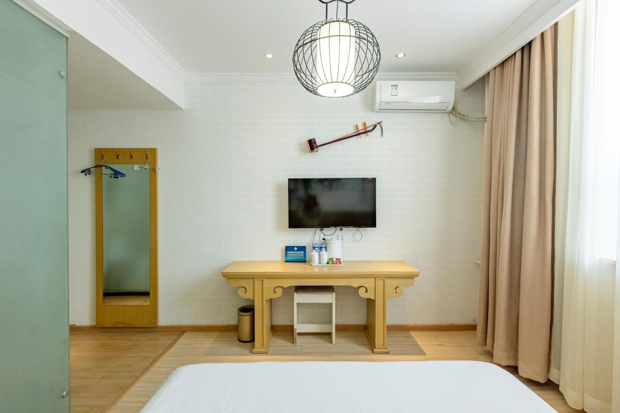 Happy Dragon Alley Hotel: Center Charm With Free Coffee & Tourist Services Hotel 4*