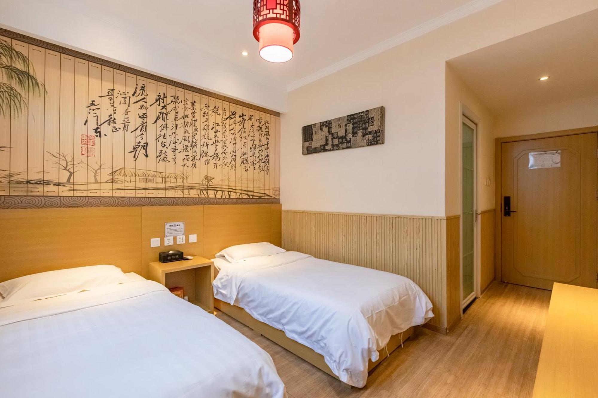 Happy Dragon Alley Hotel: Center Charm With Free Coffee & Tourist Services 4*