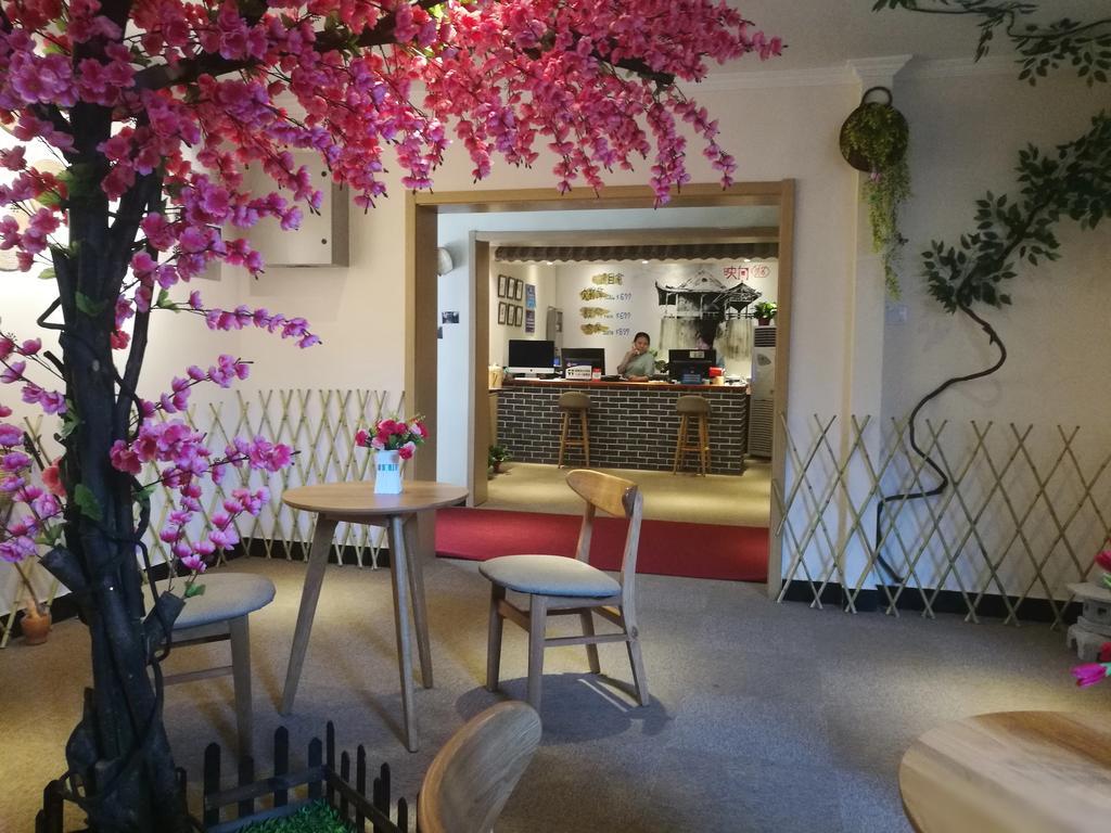 Happy Dragon Alley Hotel: Center Charm With Free Coffee & Tourist Services Hotel